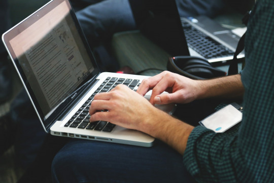 РАБОТОДАТЕЛИТЕ МОГАТ ДА ВЪВЕДАТ ДИСТАНЦИОННА РАБОТА И ГЪВКАВО РАБОТНО ВРЕМЕ, ЗА ДА ПАЗЯТ ЗДРАВЕТО НА СЛУЖИТЕЛИТЕ