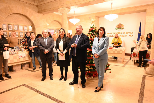 Министър Ивайло Иванов откри Коледния базар на каузите в подкрепа на хора в уязвимо положение
