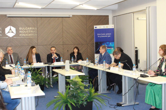 Зам.-министър Ефремова: Над 660 000 българи ще преминат през обучения за дигитални умения