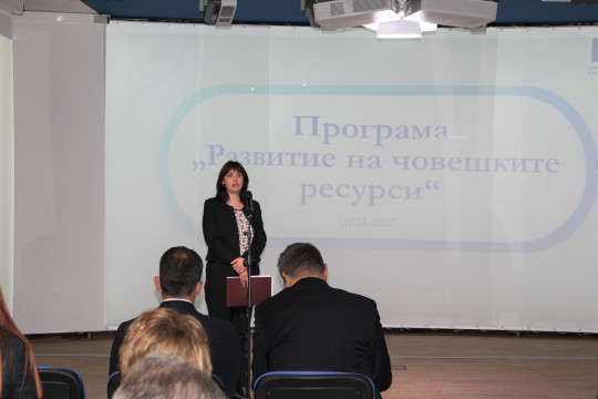 Зам.-министър Ефремова: Всеки седми българин ще бъде включен в мерки по ПРЧР и Програмата за храни