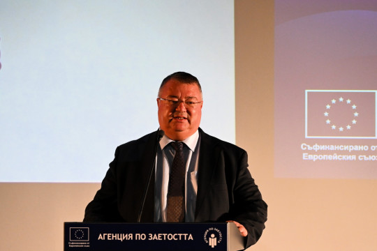 Министър Иванов: МТСП ще продължи да търси решения за включването на неактивните хора на пазара на труда