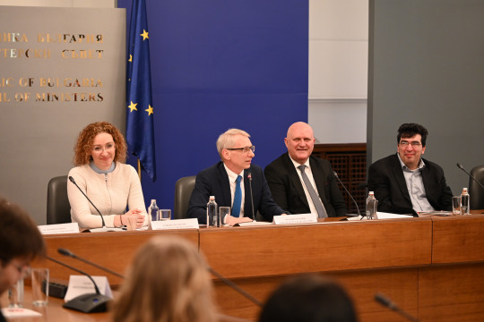 Министър Шалапатова връчи удостоверенията на първите участници в кампанията „Ученически омбудсман“