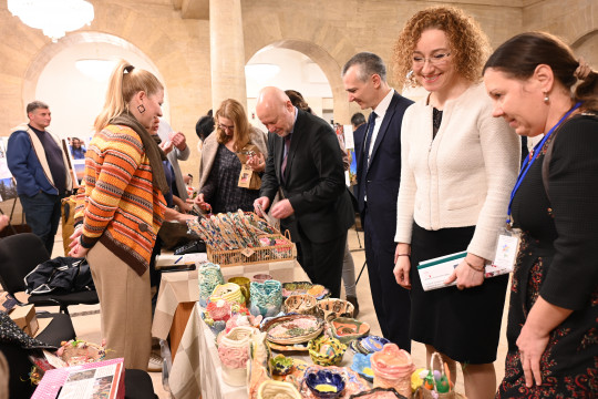 Министър Шалапатова откри базар за мартеници в подкрепа на деца и възрастни в уязвимо положение