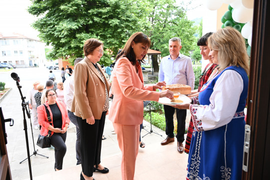 Министър Ефремова откри обновения Дом за стари хора в село Добродан