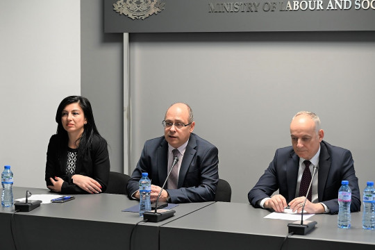 Вицепремиерът Лазаров: Енергийната ефективност на близо 840 социални услуги може да бъде подобрена с финансиране по ПВУ