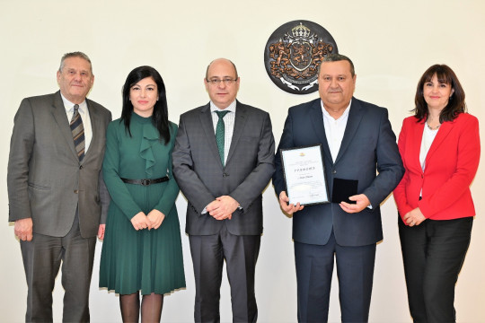 Вицепремиерът Лазаров връчи почетния знак на МТСП на д-р Хасан Адемов