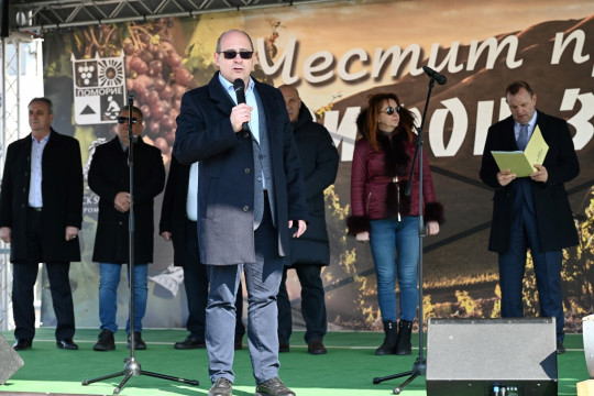 Вицепремиерът Лазаров: Правителството ще продължава да подкрепя българските лозари и производители на вино