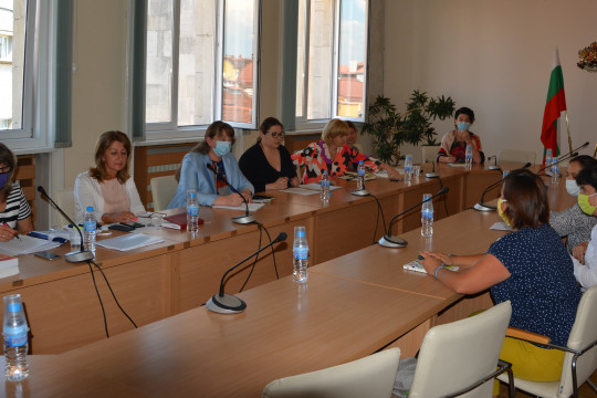 МИНИСТЪР САЧЕВА И АСОЦИАЦИЯ „РОДИТЕЛИ“ ОБСЪДИХА ПОДКРЕПА ЗА СЕМЕЙСТВАТА ПРИ ЗАТВАРЯНЕ НА УЧИЛИЩА И ДЕТСКИ ГРАДИНИ