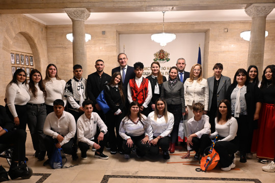 Министър Гуцанов и политическият кабинет приветстваха деца от Сливен по повод Банго Васил