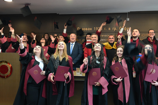 Министър Иванов връчи дипломи на абсолвенти от катедра „Икономическа социология“ в УНСС