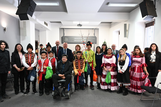 Министър Иванов посрещна сурвакари от село Чомаковци по случай Василица