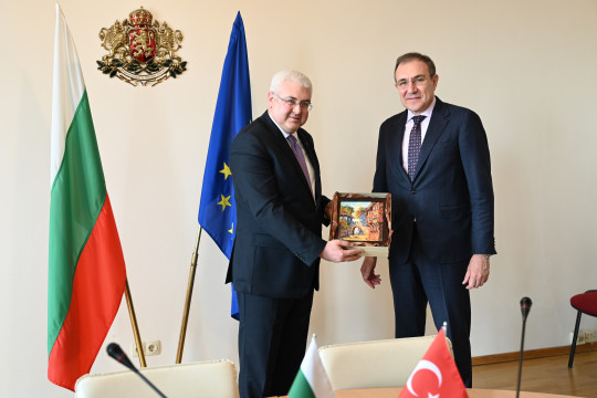 Министър Гуцанов обсъди с посланика на Турция предизвикателствата на пазара на труда
