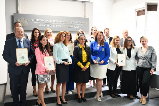 МТСП връчи Отличителния знак за постижения в политиката по равнопоставеност между половете за 2024 г.