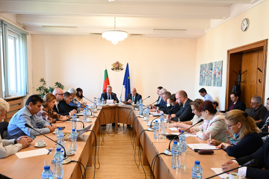Министър Иванов обсъди транспонирането на директивата за адекватни минимални заплати в ЕС със социалните партньори