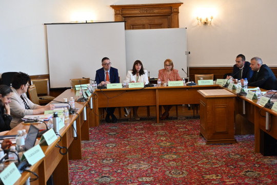 Министър Ефремова: Над 315 млн. евро повече за социална подкрепа са предвидени в проекта на Бюджет 2026