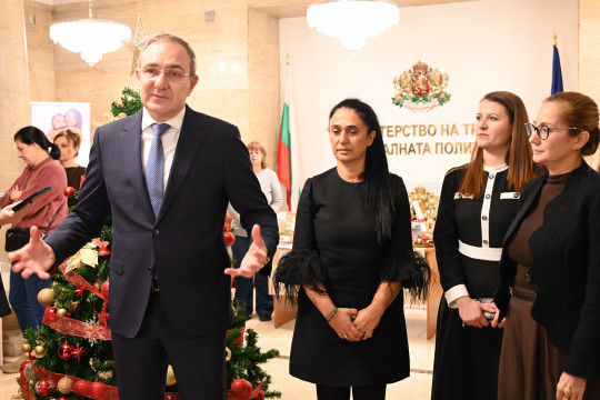 Министър Гуцанов откри базара „Коледа с кауза“ в подкрепа на хора от уязвимите групи