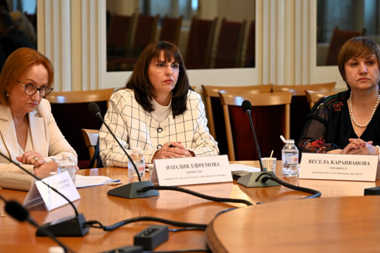 Министър Ефремова: Социалните плащания са гарантирани и ще бъдат изплатени навреме