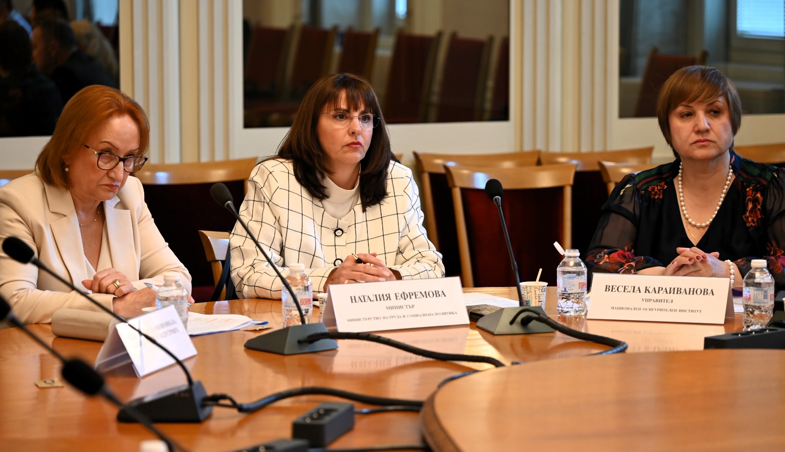 Министър Ефремова: Социалните плащания са гарантирани и ще бъдат изплатени навреме