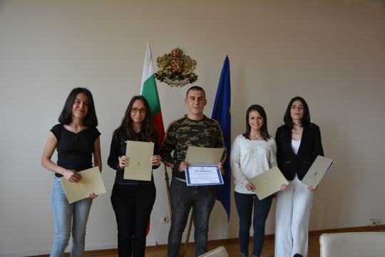 МИНИСТЪР САЧЕВА НАГРАДИ ДОБРОВОЛЦИТЕ КЪМ КОЛЦЕНТЪРА НА МТСП ЗА ПСИХОЛОГИЧЕСКАТА ПОДКРЕПА НА ВЪЗРАСТНИ ХОРА