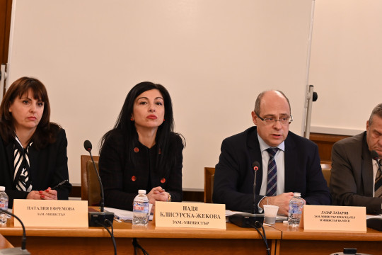 Министър Лазаров: От 1 януари работодателите трябва да осигуряват наетите работници минимум върху 780 лв.