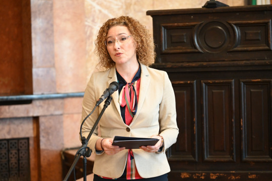 Министър Шалапатова и директорът на ЕОТ Козмин Боянджиу се срещнаха със студенти от СУ