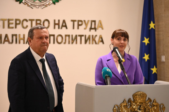 Министър Ефремова: Социалната система не е място за експерименти