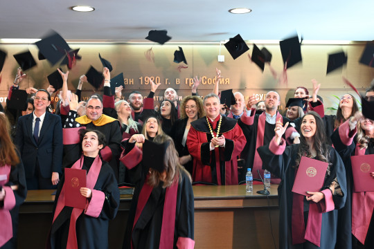 Министър Шалапатова връчи дипломите на абсолвенти от катедра „Икономическа социология” в УНСС