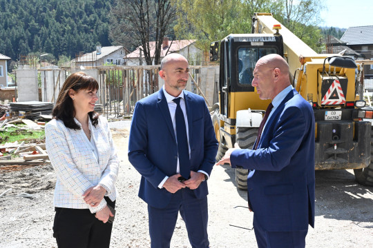 Заместник-министър Наталия Ефремова провери напредъка на строежа на три социални услуги по НПВУ в Пирдоп
