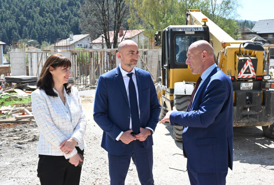 Заместник-министър Наталия Ефремова провери напредъка на строежа на три социални услуги по НПВУ в Пирдоп
