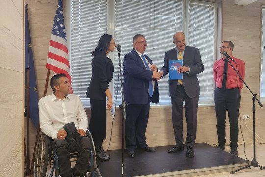 Министър Иванов получи награда за принос в осигуряването на достъпна среда от посланика на САЩ