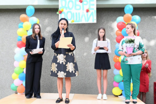 Зам.-министър Петкова откри новата учебна година в Професионалната гимназия по текстилни и кожени изделия